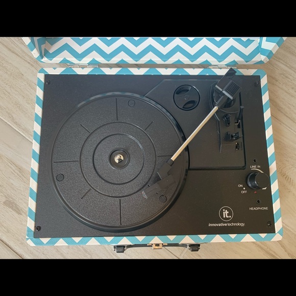 IT 3 Speed Suitcase Record Player - Picture 6 of 11